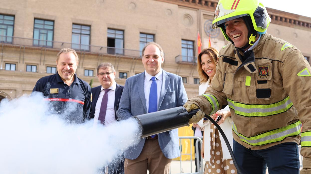 El alcalde de Zaragoza, Jorge Azcón, extintor en mano, durante la presentación de las jornadas