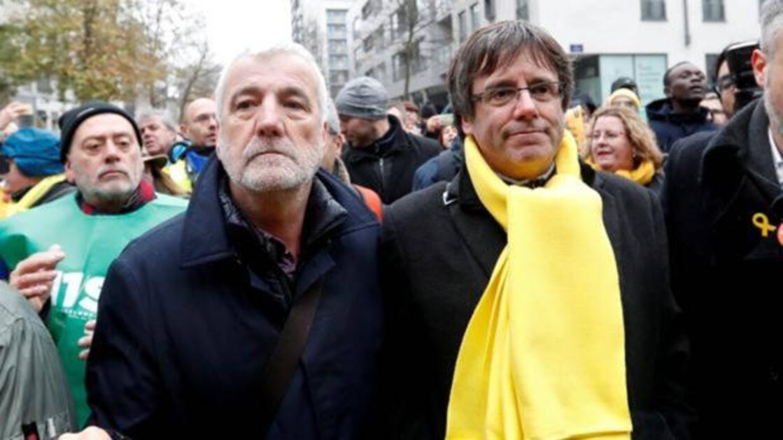 Matamala junto a Puigdemont en una manifestación en Bruselas