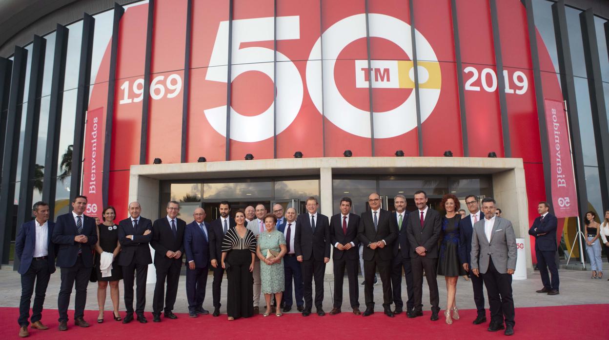 Directivos de la compañía con los presidentes de la Generalitat, la Diputación de Alicante y otros invitados