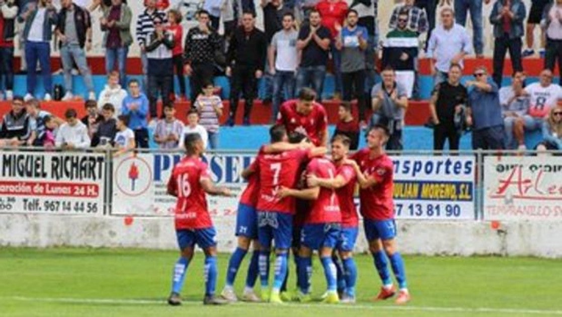 Los jugadores del Villarrobledo celebran el gol de Perona