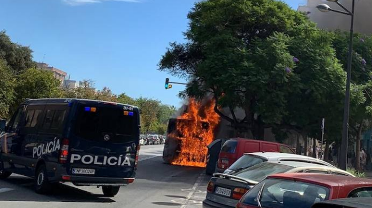 Imagen del vehículo ardiendo en plena calle