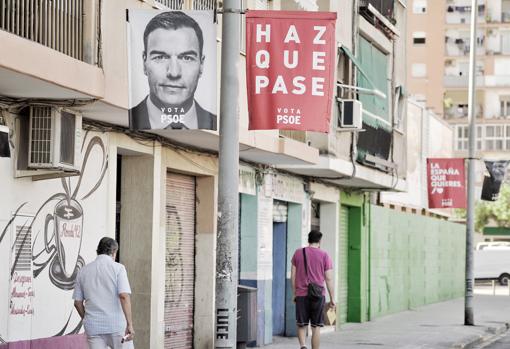 Imagen de los carteles de propaganda electoral del PSOE tomada este martes en Valencia