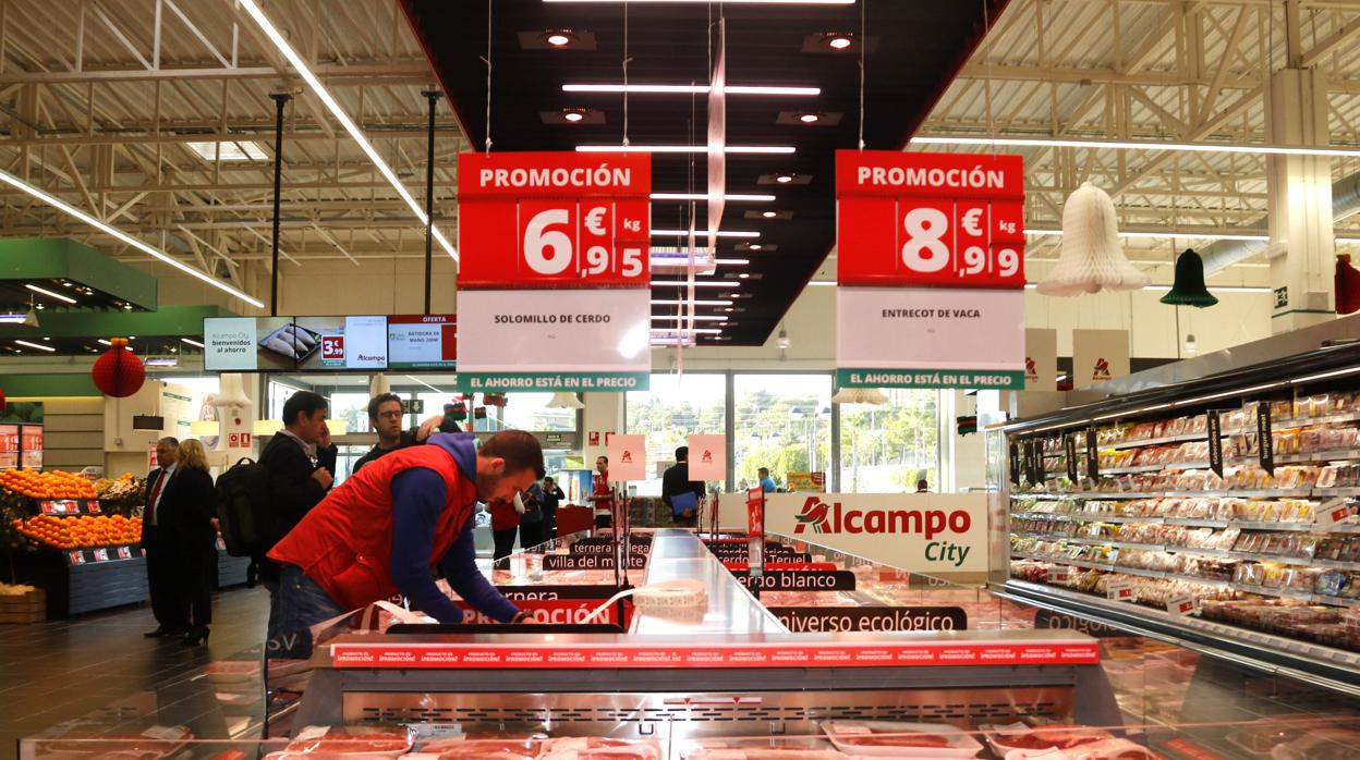 Vista interior de un supermercado Alcampo, entre los más asequibles