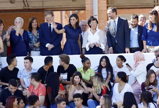 Imagen de la reina Letizia saludando al alumnado del IES Severo Ochoa