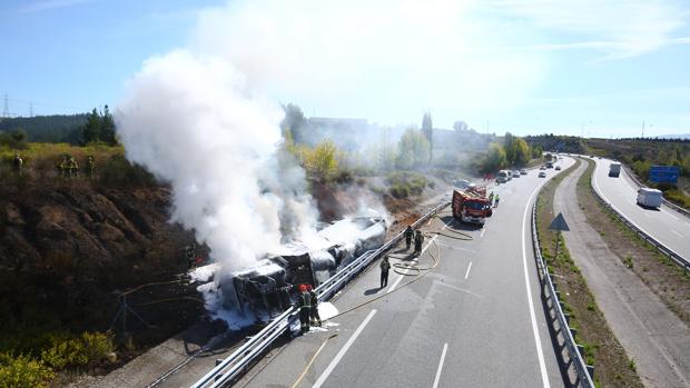 Muere el conductor de un camión que se incendió tras volcar en la A-6 a la altura de Ponferrada