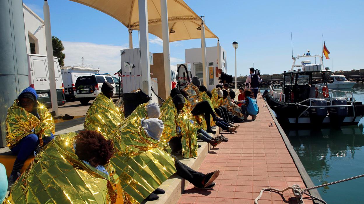 Llegada a Melilla de un grupo de 38 inmigrantes llegados a Chafarinas en abril, entre ellos 31 mujeres