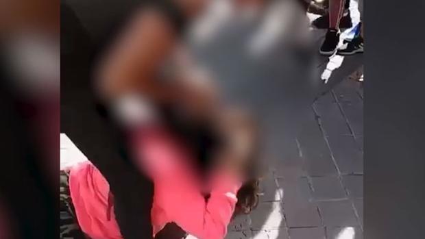 La menor agredida y grabada en la puerta del instituto: «Tenía miedo y no salía de casa»