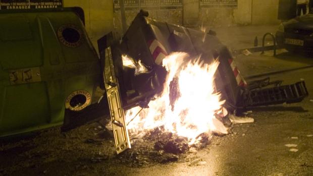 Detenido un hombre de 41 años por quemar contenedores de basura en Zaragoza