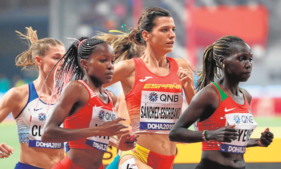 Sánchez-Escribano, este viernes entre dos atletas africanas