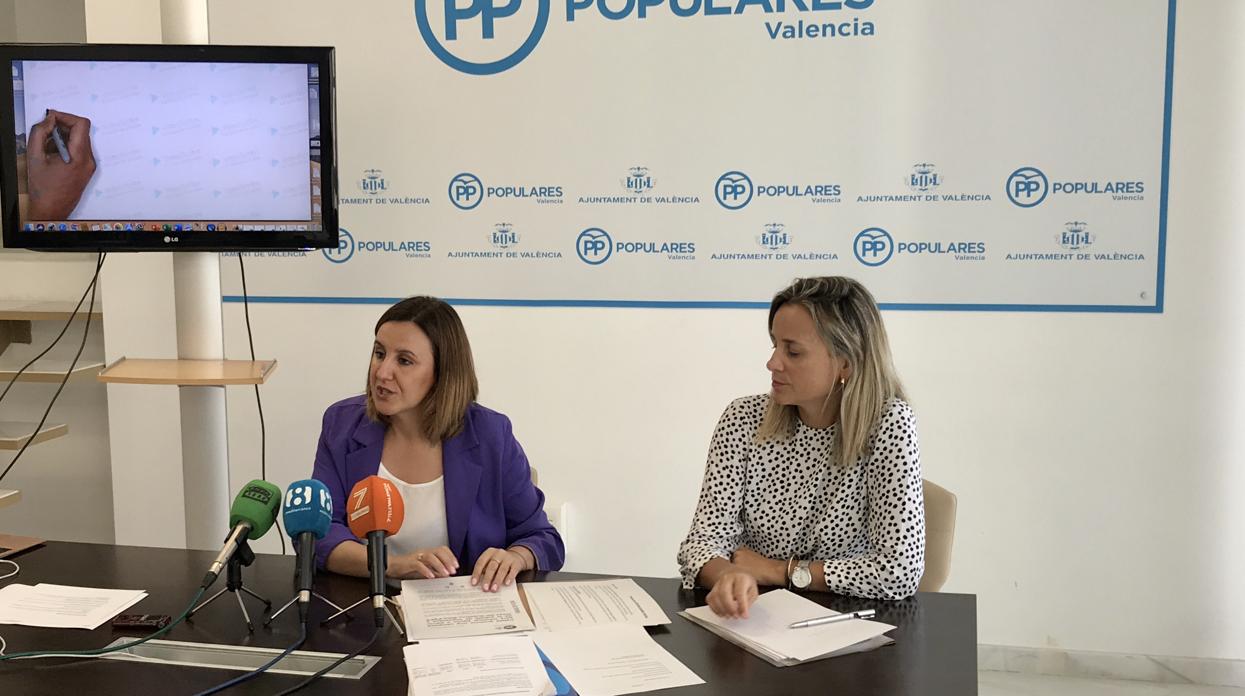 María José Catalá y Paula Llobet, en el Ayuntamiento de Valencia