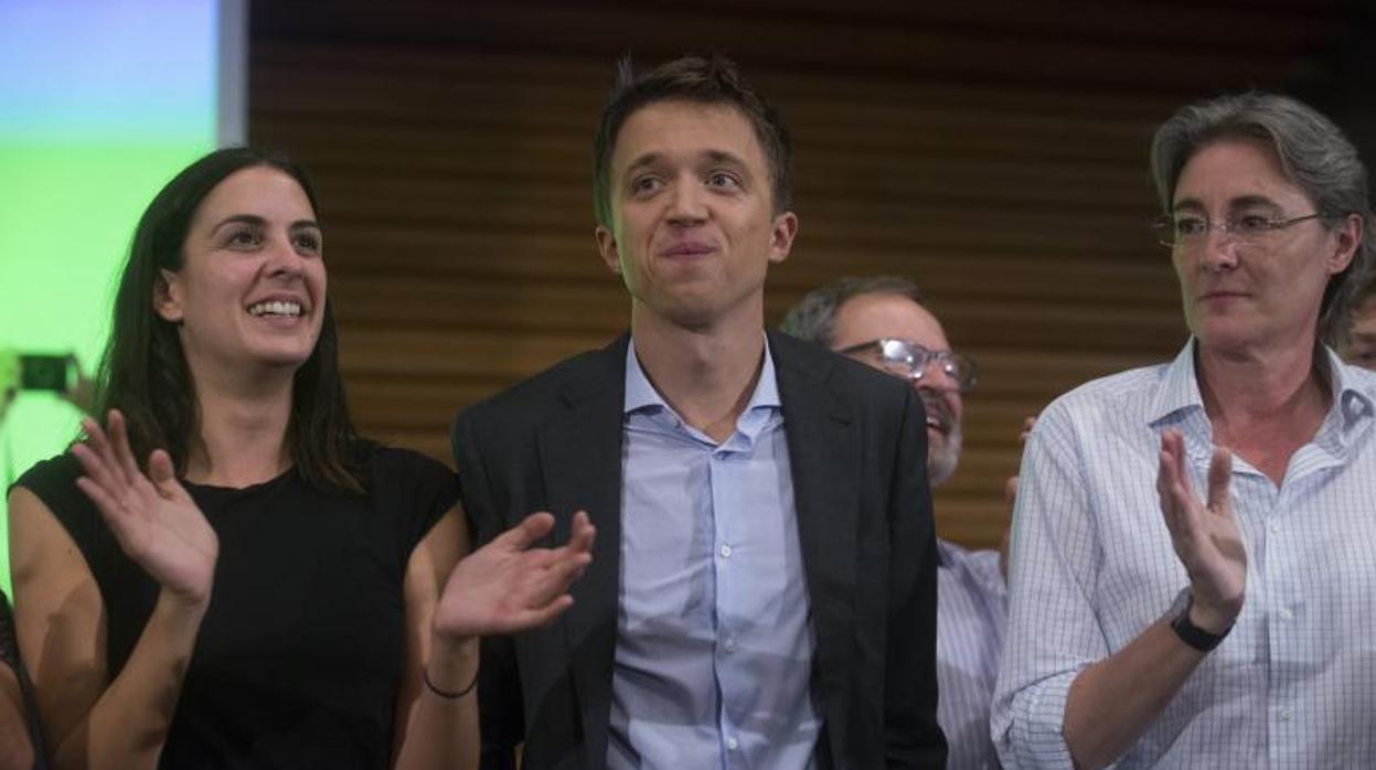 Rita Maestre y Marta Higueras aplauden a Íñigo Errejón durante la presentación de su candidatura