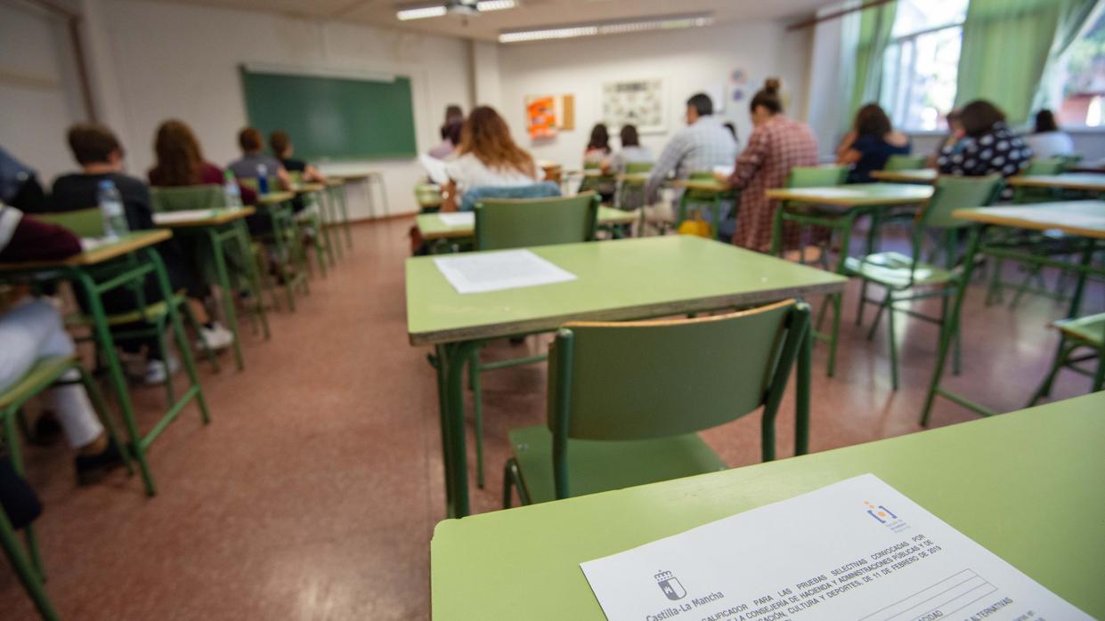 Un grupo de aspirantes a una plaza de empleo público realizan la correspondiente prueba en Toledo