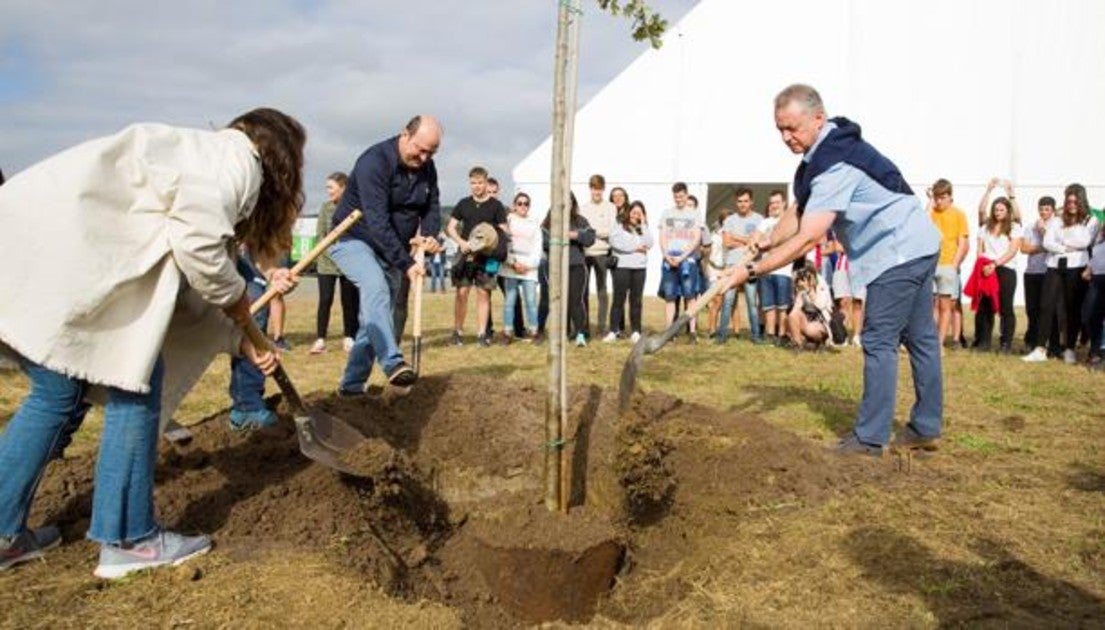 Iñigo Urkullu (d), Andoni Ortuzar y Ane Miren participan en la plantación de un roble organizada por EGI