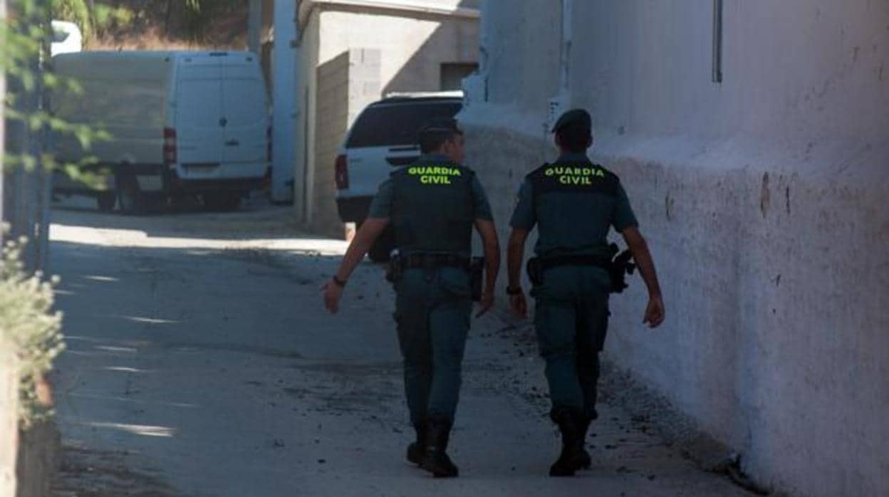 Dos agentes durante el registro de la casa de Dana, desaparecida en Arenas (Málaga)