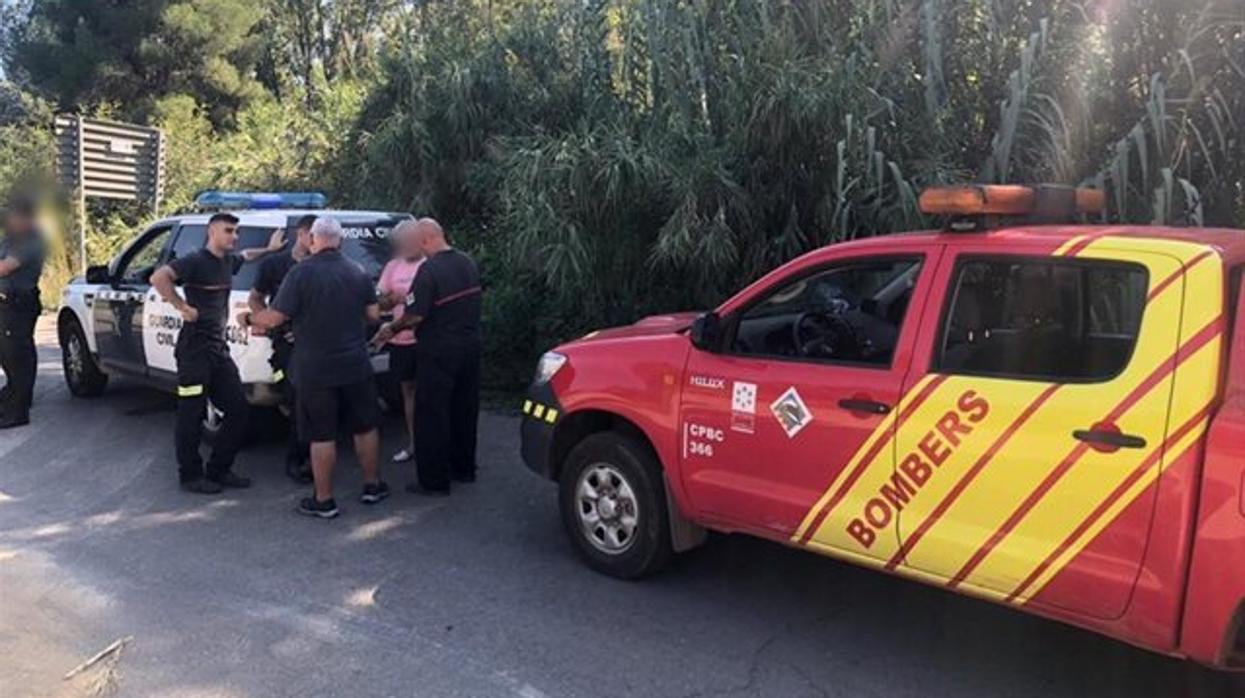 Bomberos y guardias civiles durante la búsqueda de los dos toros