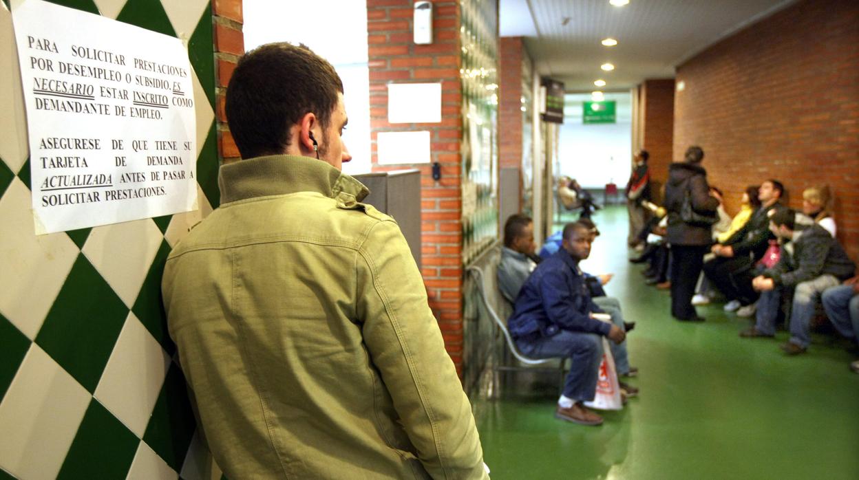 Parados esperando turno en una Oficina de Empleo de Zaragoza