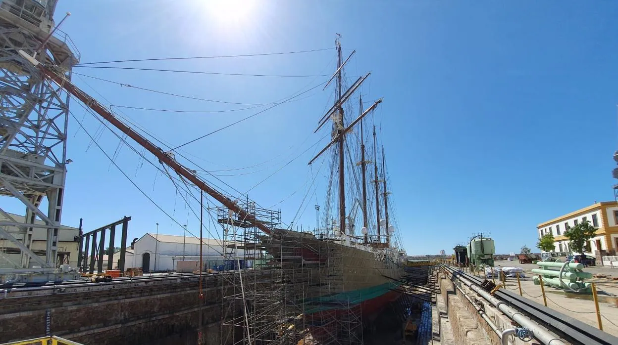 El buque escuela Elcano, en los astilleros de San Fernando (Cádiz)
