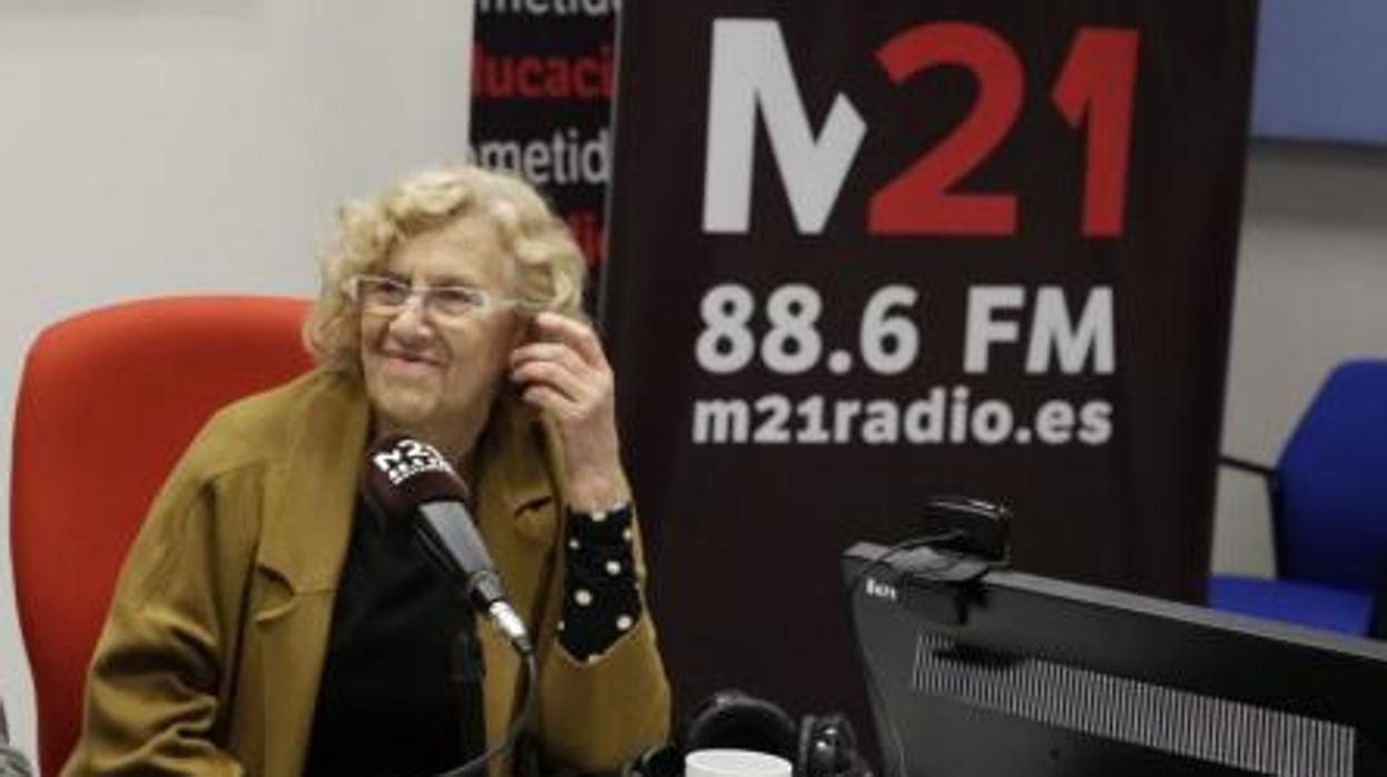 La exalcaldesa Manuela Carmena durante una visita a la radio municipal M-21