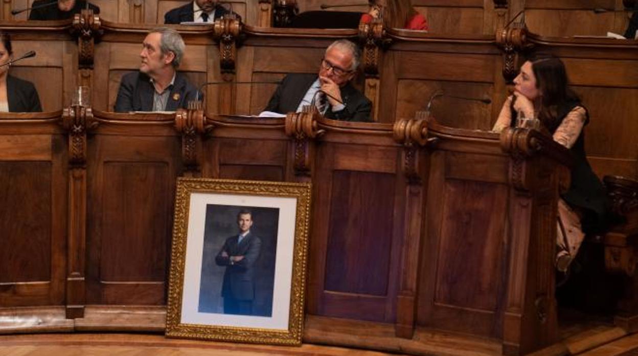 El retrato del Rey, a primera fila del pleno de este lunes en Barcelona