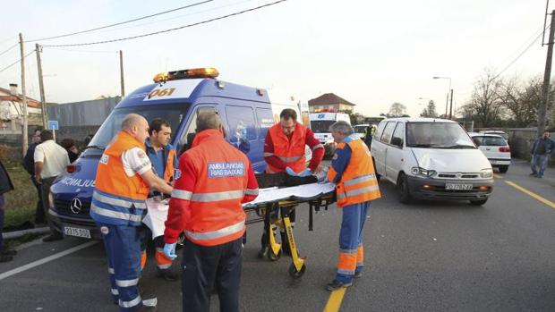 Cinco heridos al caer una ambulancia a un río en Touro (La Coruña)