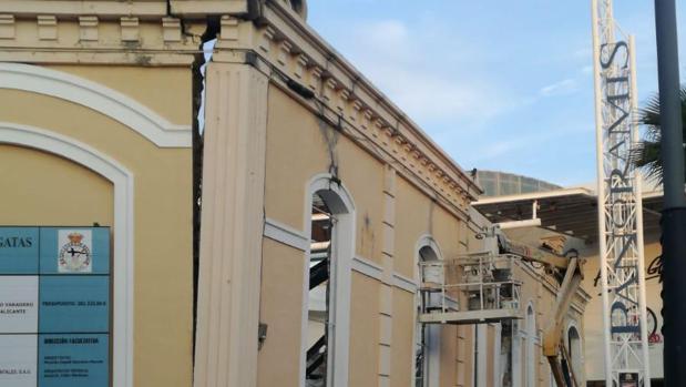 Desalojan el Club de Regatas de Alicante tras derrumbarse una parte de su fachada