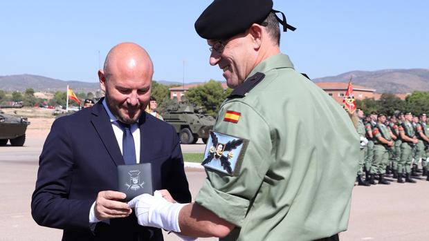 Toni Gaspar recibe la medalla conmemorativa de la batalla de la Madonna del Olmo