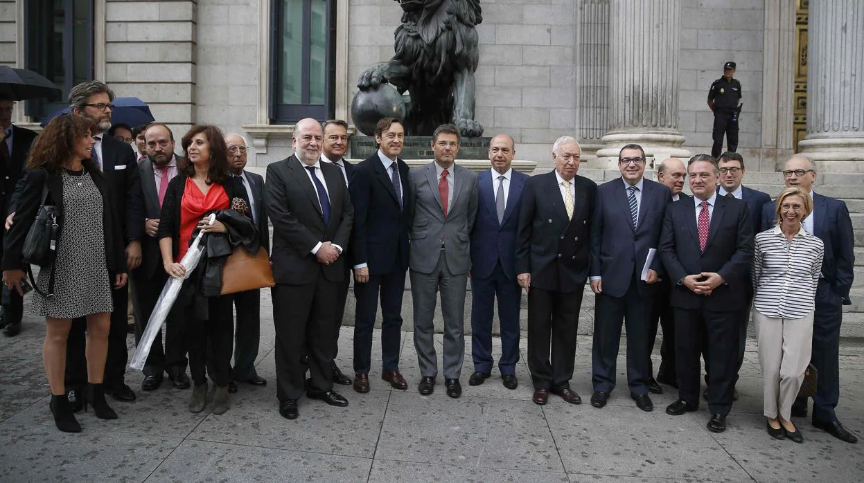 Los ministros de Justicia y Asuntos Exteriores en 2015, Rafael Catalá y José Manuel García-Margallo, posando junto a miembros de la comunidad judía en España el día que se aprobó la ley que permite a los sefardíes obtener la nacionalidad