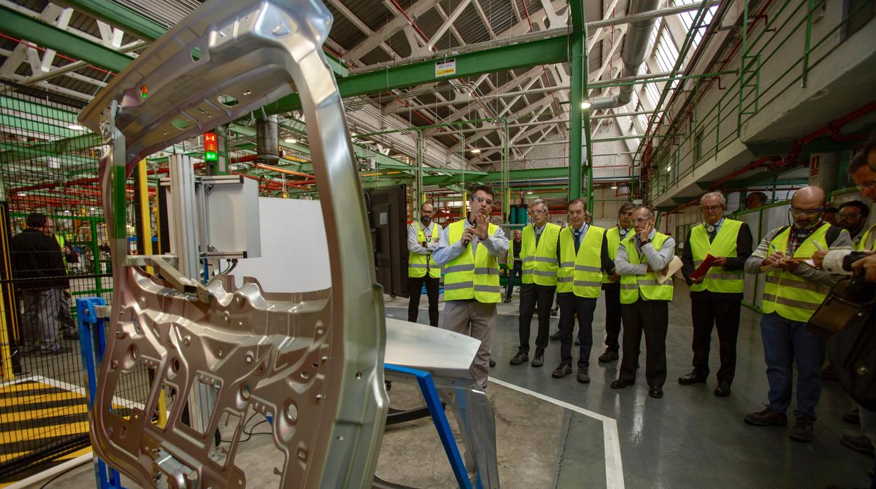 El consejero de Empleo e Industria, Germán Barrios, visita la planta de Nissan Motor Ibérica