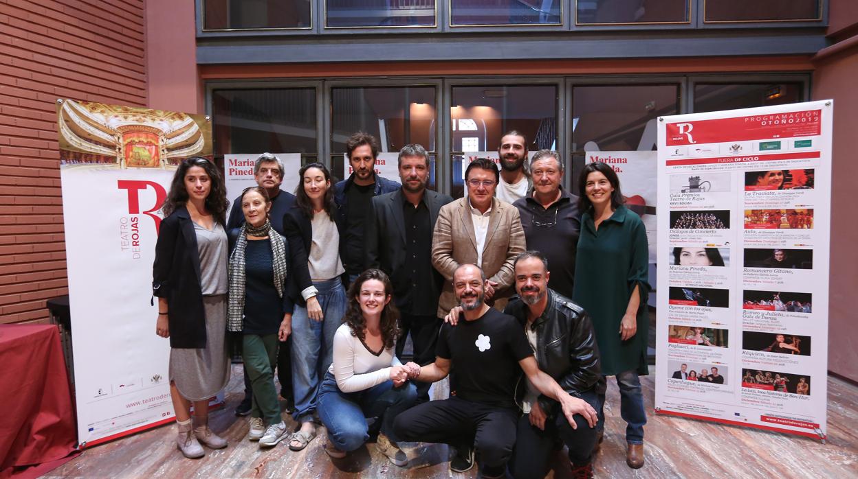 Javier Hernández, Teo García , Paco Plaza y Laia Marull junto a los demás actores de «Mariana Pineda»