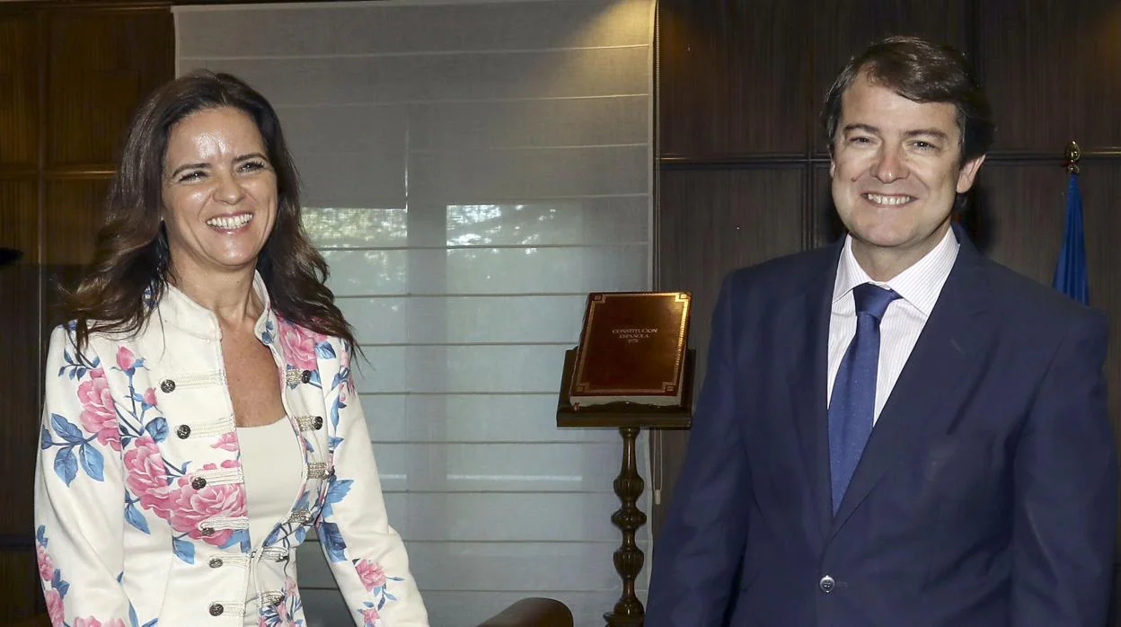 El presidente de la Junta, Alfonso Fernández Mañueco, con la portavoz de Cs, Ana Carlota Amigo