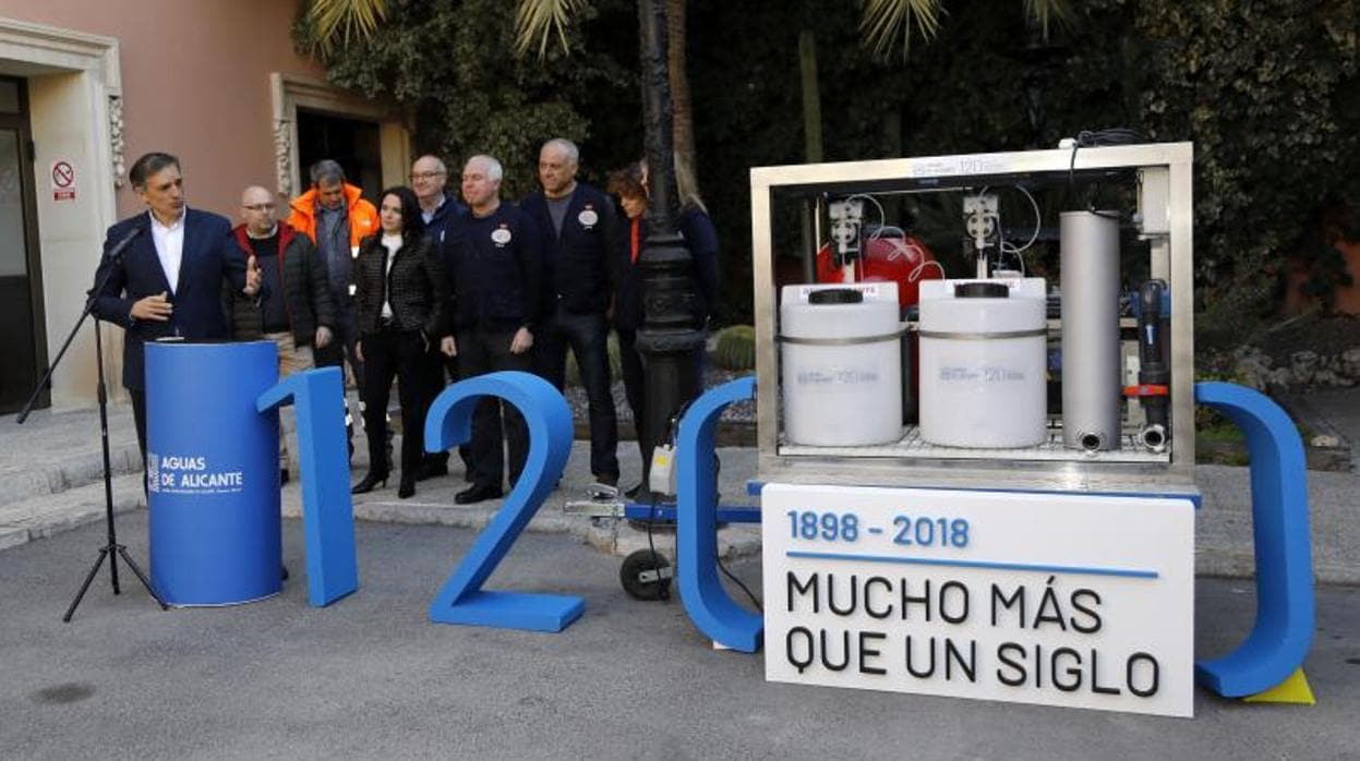 El director general de Aguas de Alicante, Francisco Bartual, junto a una potabilizadora, en el 120 aniversario de la compañía