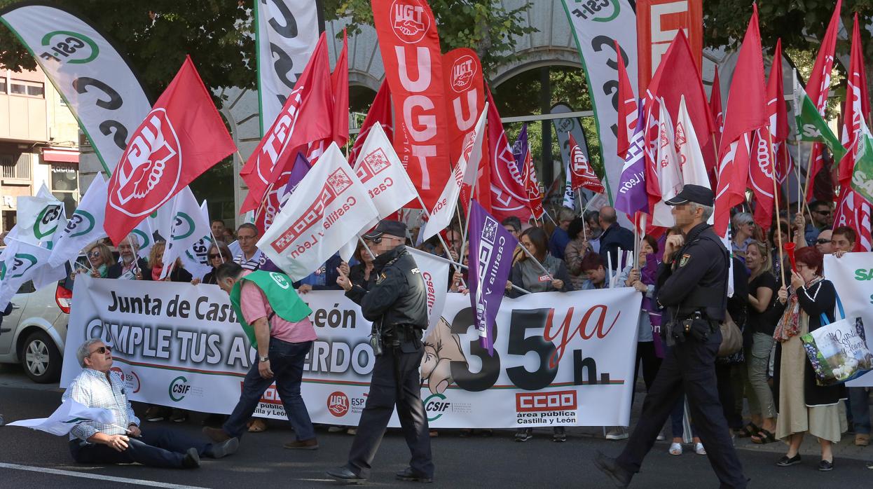 Concentración de enpleados públicos en Palencia para reclamar la vuelta a las 35 horas