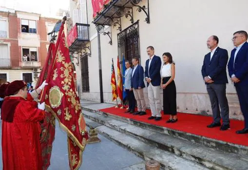 La «Gloriosa Enseña« del Oriol, inclinado ante los Reyes frente al Ayuntamiento oriolano