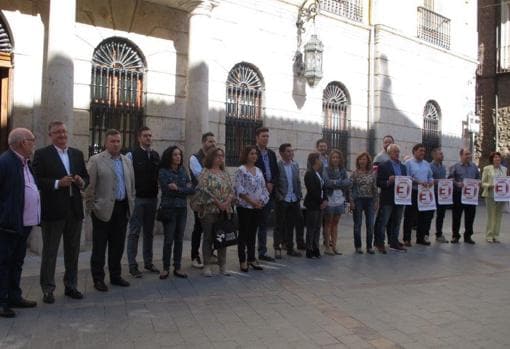 La alcaldesa de Teruel, Emma Buj, y representantes municipales, en la concentración que han llevado a cabo ante la Casa Consistorial