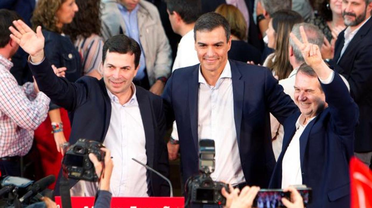 Pedro Sánchez, flanqueado por Gonzalo y Abel Caballero, al inicio del mitin de Vigo