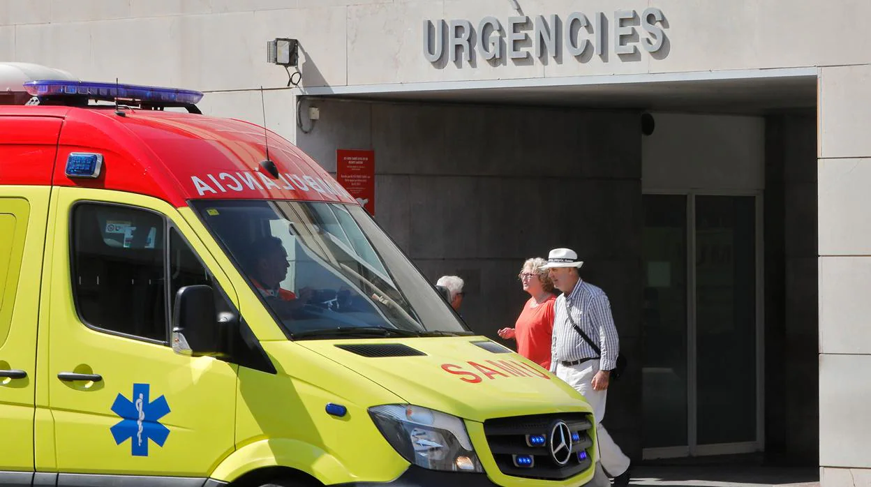 Imagen de una ambulancia junto a las urgencias del hospital Clínico de Valencia
