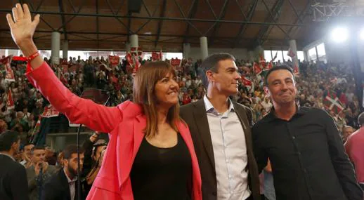 Idoia Mendia, Pedro Sánchez y Mikel Torres