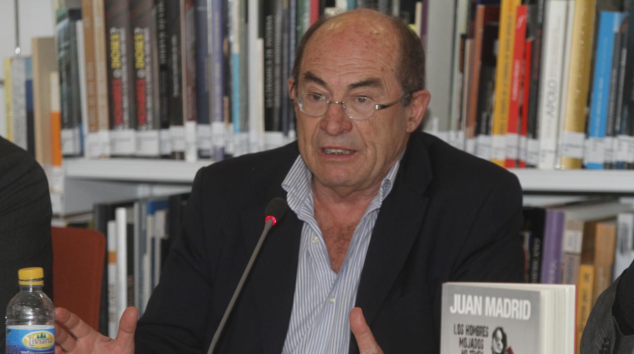 Juan Madrid, durante la presentación de una de sus novelas