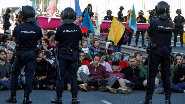 Detenidos treinta activistas por el clima por cortar el puente de Nuevos Ministerios