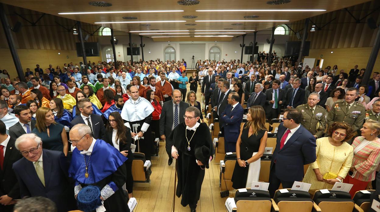 El rector entra al acto acompañado pro el vicepresidente de la Junta y la alcaldesa de Toledo