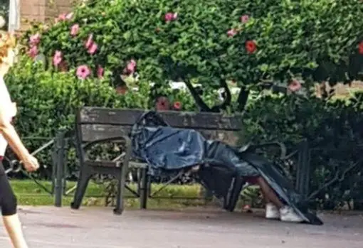 Una mujer pasa junto al cadáver del hombre en la plaza de Joaquín María Lopez de Alicante