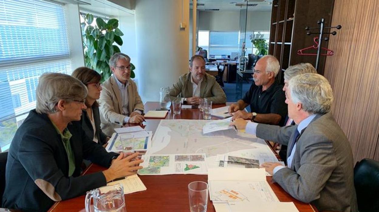 El delegado de Desarrollo Urbano, Mariano Fuentes, esta tarde, en la reunión con los representantes de Defensa