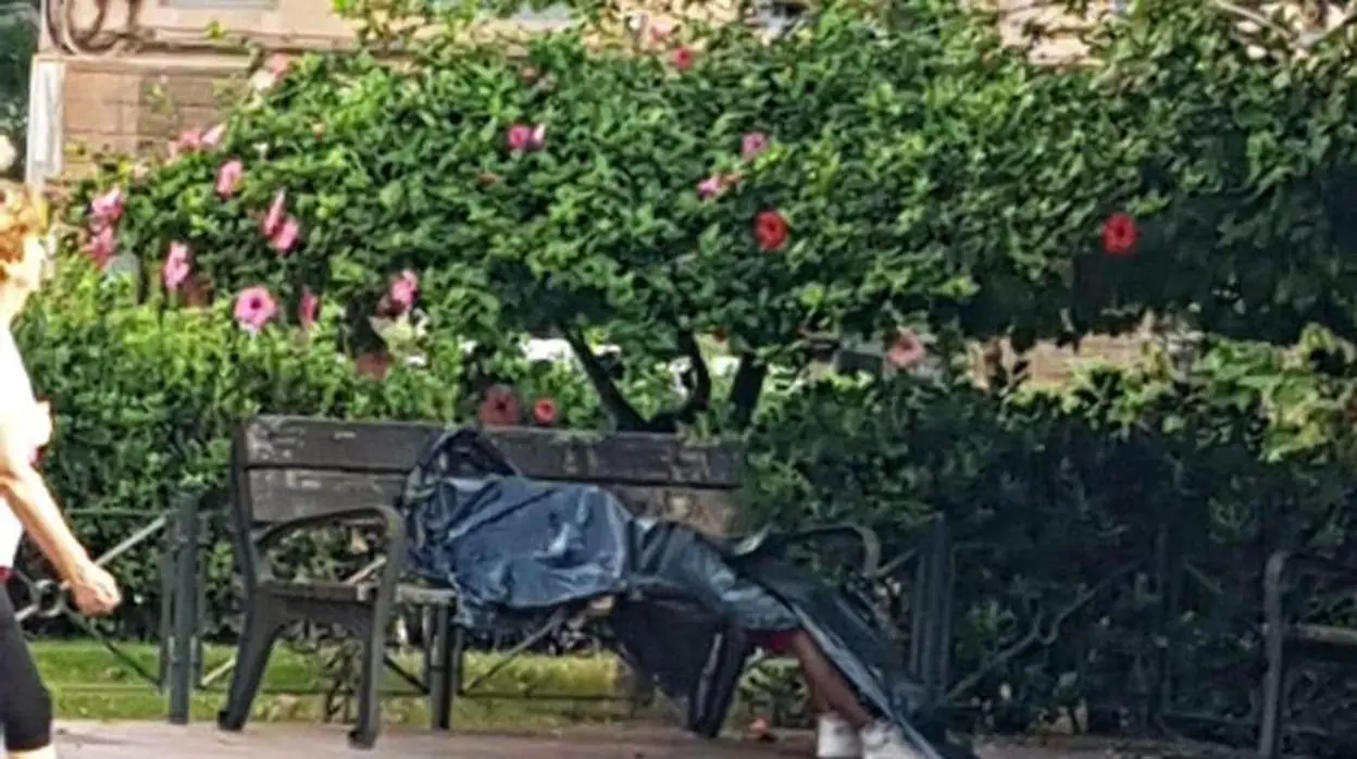 Una mujer pasa junto al cadáver del hombre en la plaza de Joaquín María Lopez de Alicante