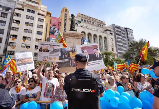 Varios colectivos abuchean a los politicos