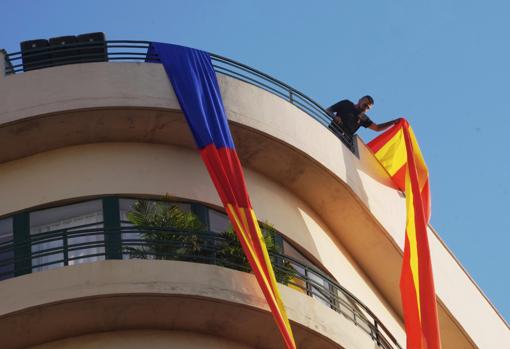 Imagen de las banderas desplegadas en un edificio de la plaza de San Agustín