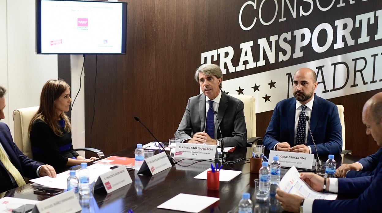 Silvia Roldán, gerente del Consorcio, en la foto junto al consejero de Transportes, Ángel Garrido