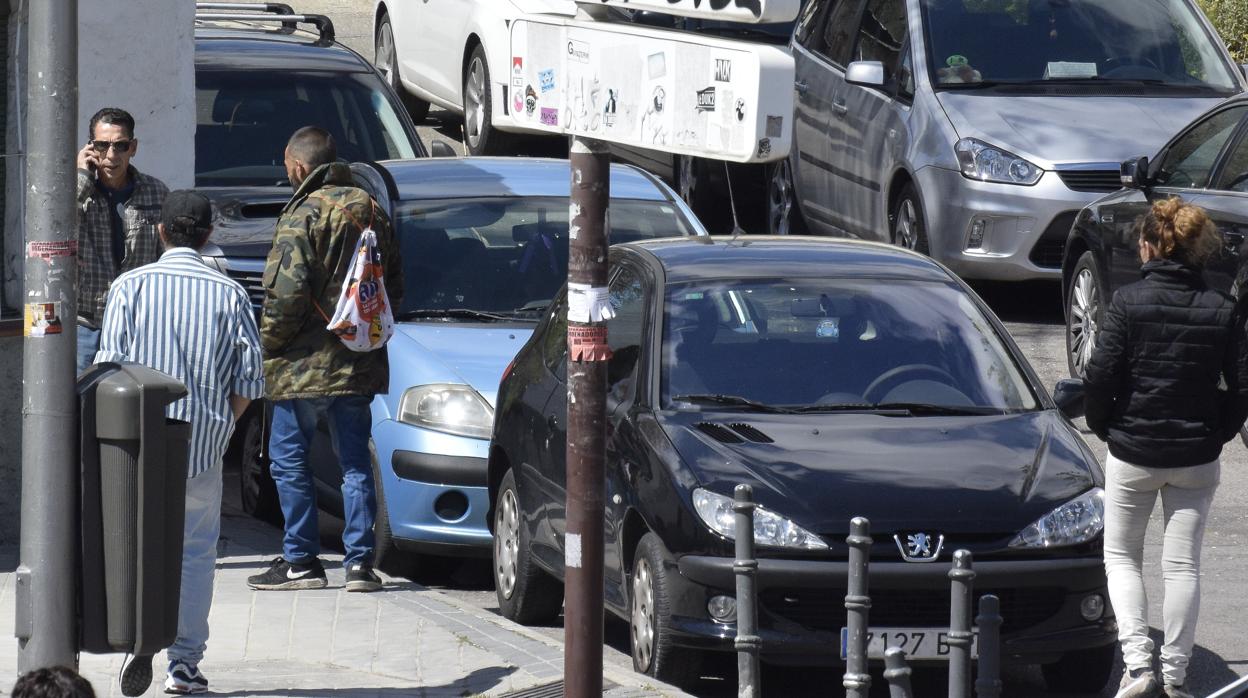 Varias «cundas» en la estación de Cercanías de Sierra de Guadalupe (Vallecas), el pasado abril