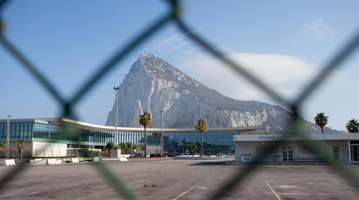 El Peñón de Gibraltar y el aeropuerto de la colonia, vistos desde la frontera con España