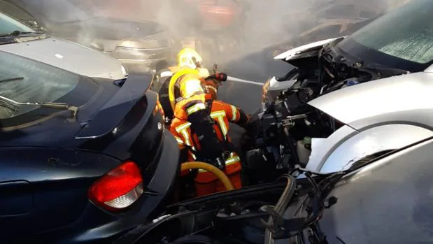 Un incendio arrasa un desguace de coches en un polígono de Massamagell
