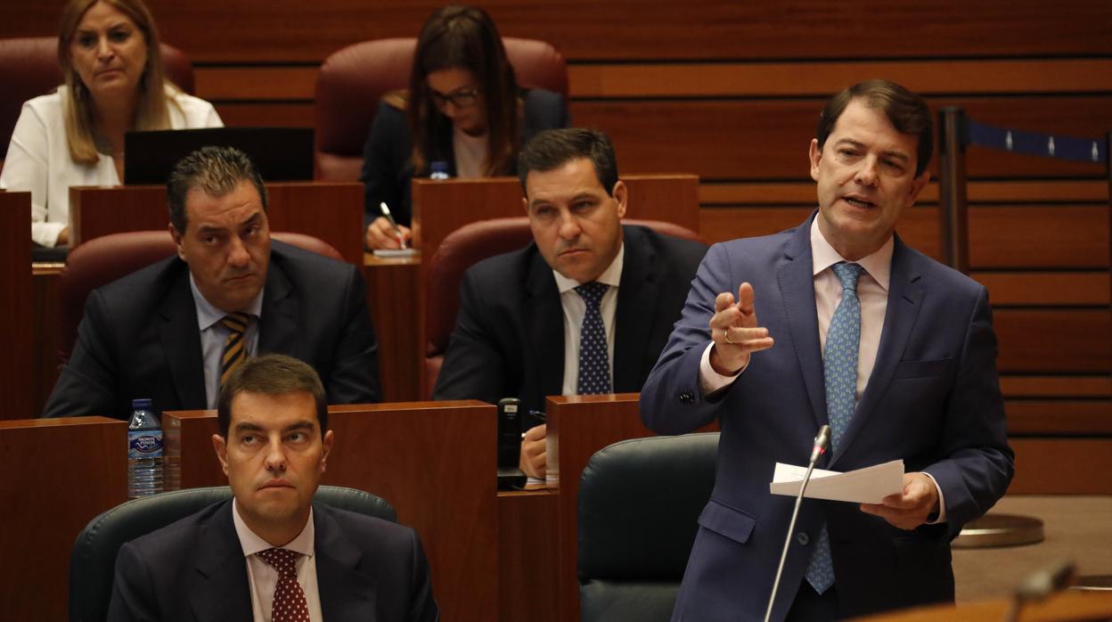 Fernández Mañueco, durante su comparecencia en las Cortes